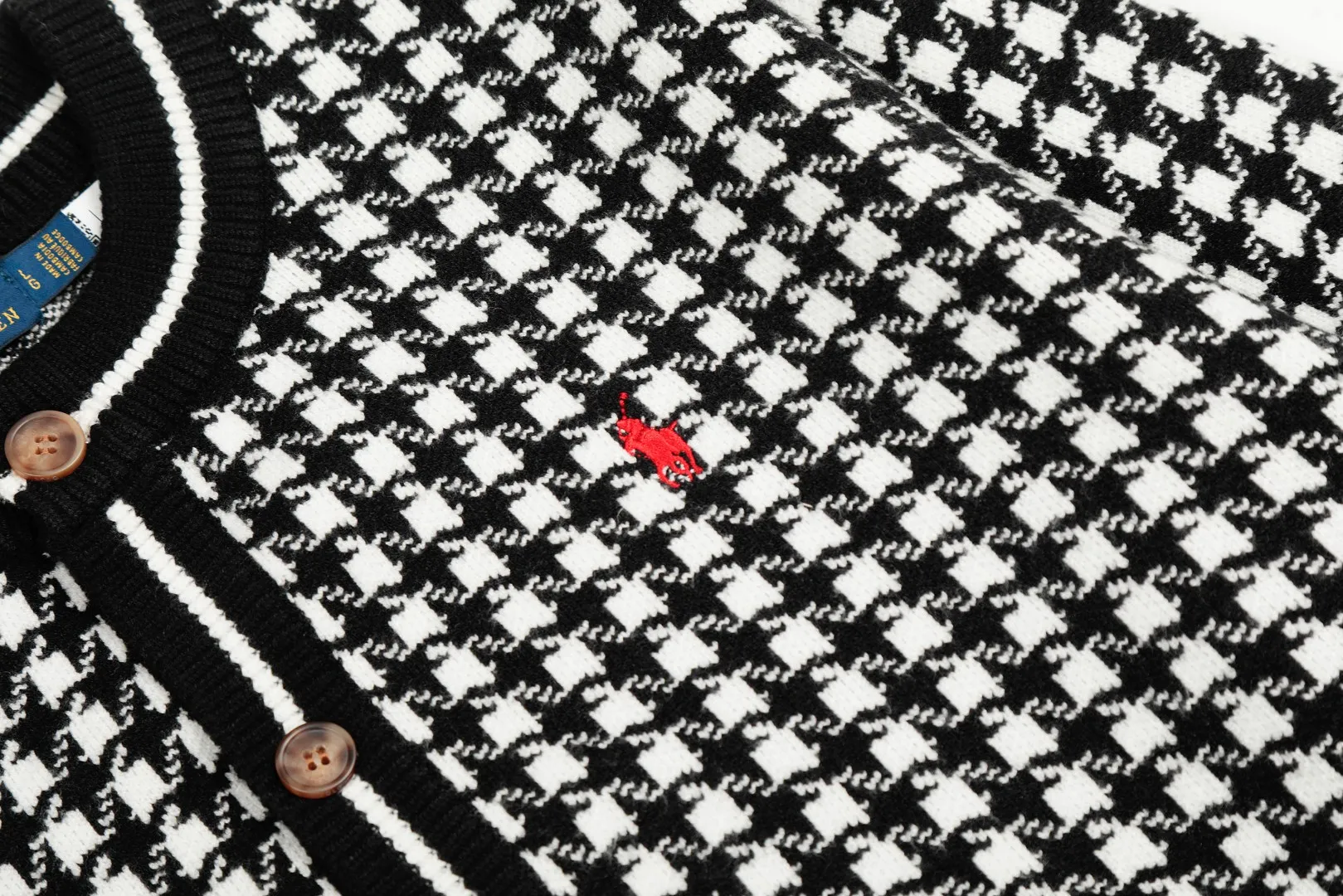 P250 Top quality" Style number: DS807# (not off the shelves all year round) [Ralph Lauren houndstooth pony embroidery logo men's style round neck knitted cardigan] ✅Ralph Lauren Ralph Lauren classic basic versatile men's style houndstooth plaid knitted cardigan jacket ✅Main supplier platform live broadcast Wholesale entities Out of stock will be replenished Not off the shelf ✅ZP quality 1:1 pattern making Scan the code to enter the GF website Counter quality ✅Details and quality are the only one in Guangzhou. Imported quality. Focus on high-end. Cost-effective. Needless to say good quality. ✅Restore the original version. The maximum size can be worn up to 200 pounds. Loose, comfortable and stress-free. ✅The upper body is simple and easy to put on. A must-have for male idols. Good-looking clothes are never picky. A must-have for male idols. Size: S-XL Color: Black White